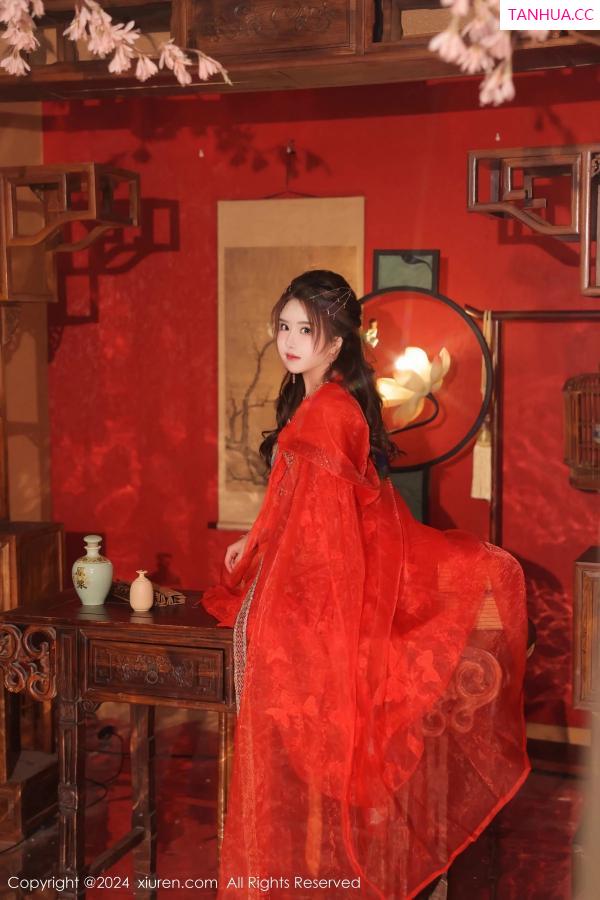   [XiuRen]高清写真图 2024.02.27 No.8146 小薯条nienie 性感美腿第25张图片